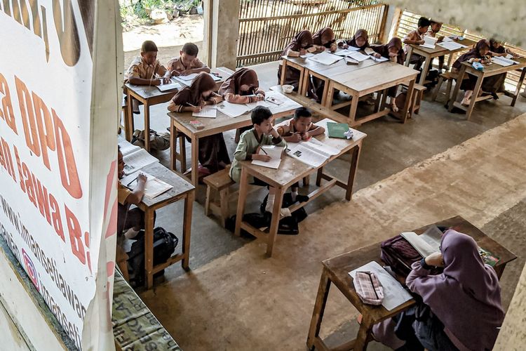 Sejumlah siswa di SD IT Permata, Desa Mandalamukti, Kecamatan Cikalongwetan, Kabupaten Bandung Barat (KBB), Jawa Barat terpaksa belajar di sebuah bangunan setengah jadi berdinding spanduk bekas, Jumat (21/7/2023).