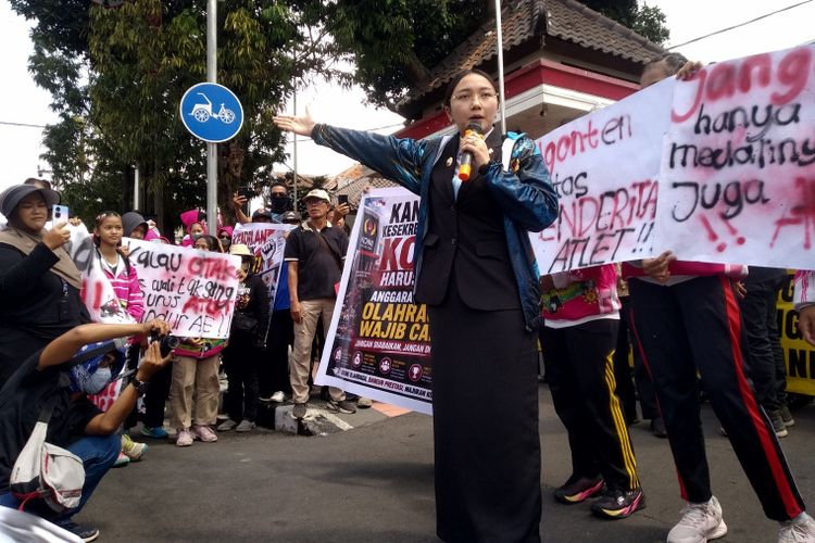 Unik tapi Nyata, Wawalkot Blitar Turun Jalan Demo Wali Kota Mas Ibin, Ini Pemicunya
