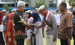 Penjaga Makam Ini Bangga, Anaknya Jadi Lulusan Terbaik SMKN Jateng hingga Bisa Kuliah di UI