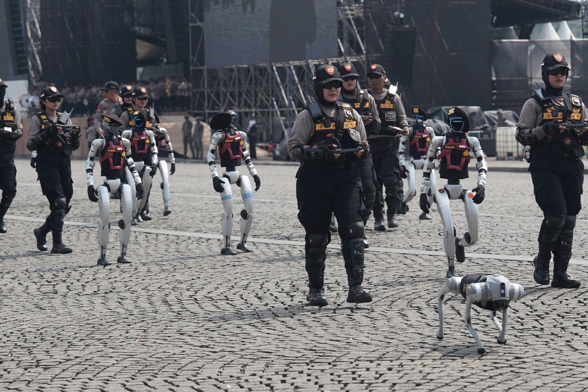 Sebanyak 25 unit robot dengan atribut kepolisian meramaikan kawasan Monumen Nasional (Monas), Jakarta Pusat, dalam rangka gladi kotor menjelang peringatan Hari Bhayangkara ke-79 yang akan digelar pada 1 Juli 2025.