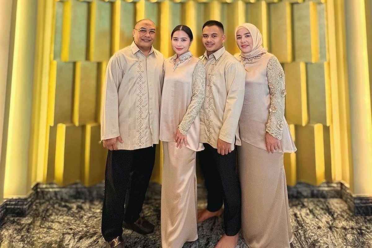 Gaya keluarga Prilly Latuconsina saat Lebaran 2024, pakai outfit shimmer.