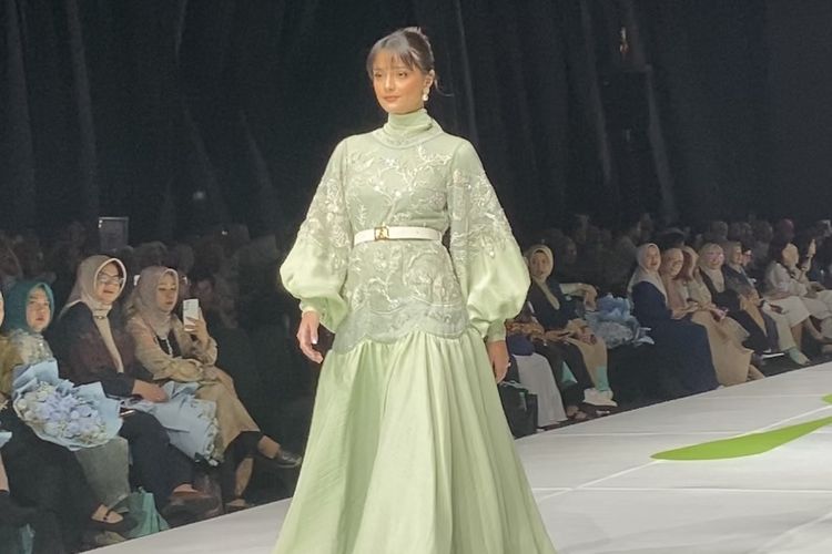 Intip Gaya Amanda Rawles, Berbalut Busana Bertema Laut di JMFW 2025