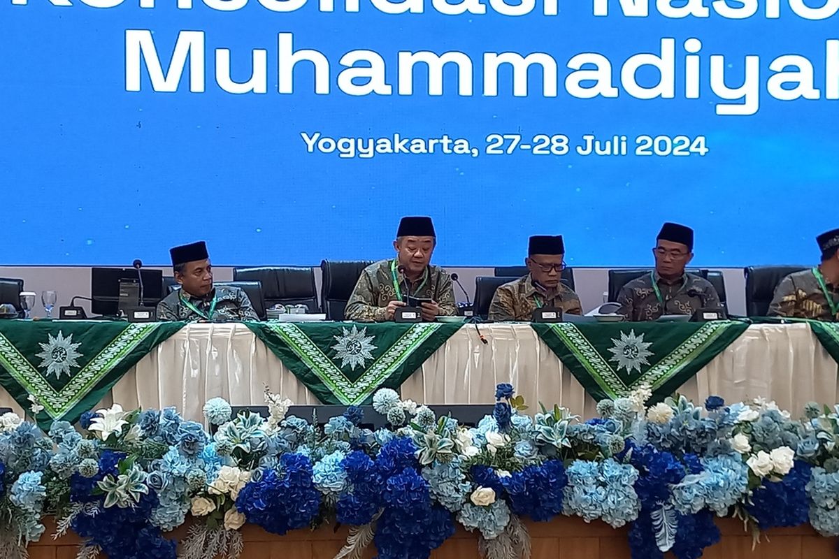 Sekum PP Muhammadiyah Abdul Mu'ti saat membacakan risalah hasil Konsolidasi Nasional Muhammadiyah, Minggu (28/7/2024)