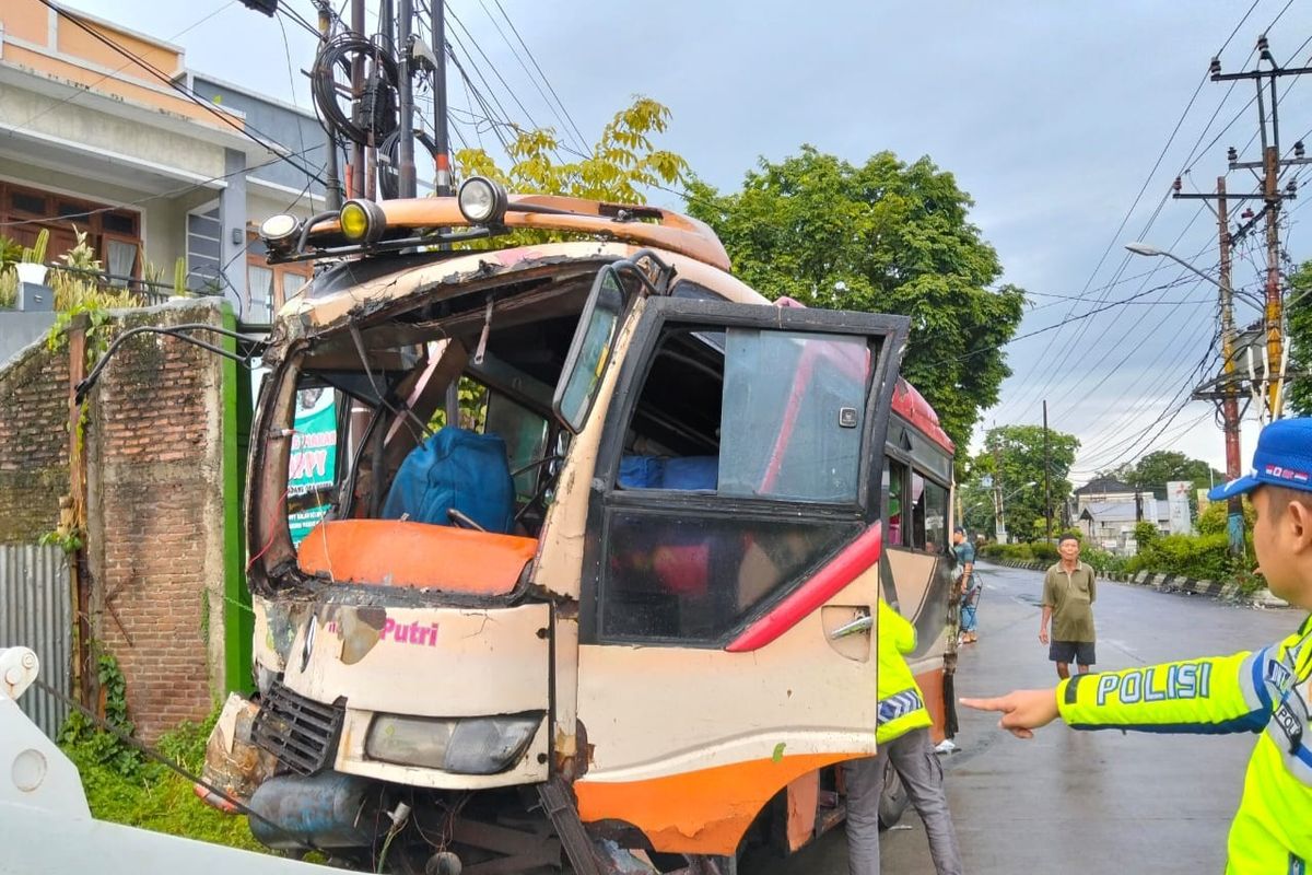 Bus Tabrak Bus di Purwokerto, Seorang Penumpang Sempat Terjepit