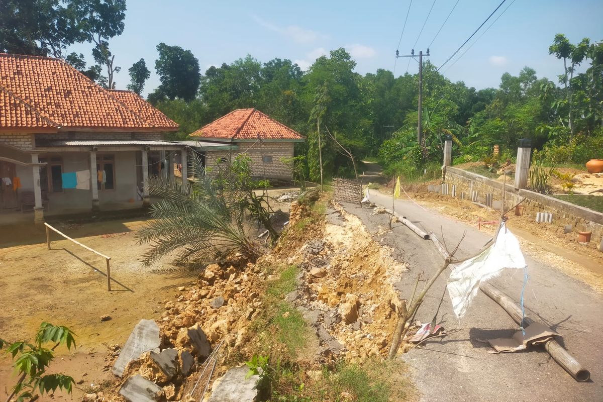Jalan ambles mengganggu akses ke delapan pesantren di Desa Pasanggar, Kecamatan Pengantenan, Kabupaten Pamekasan, Senin (8/12/2025)