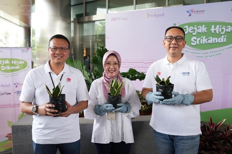 VP Sustainability Telkom Gunawan Wasisto Ciptaning Andri (kiri), Ketua Srikandi TelkomGroup Reni Yustiani (tengah), dan SVP Group Sustainability and Corporate Communication Telkom Ahmad Reza (kanan) saat peringatan Hari Bumi Sedunia yang dikemas dalam program “Jejak Hijau Srikandi” di Telkom Landmark Tower, Jakarta, Selasa (22/4/2025). 
