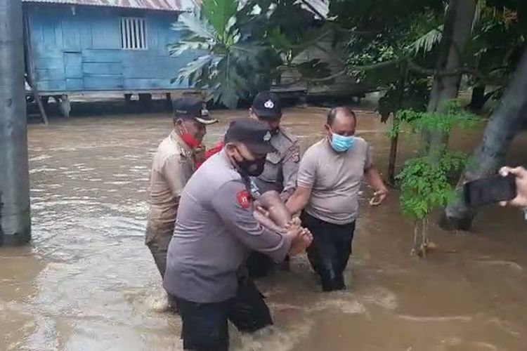 Ratusan hektar sawah dan rumah warga di Kelurahan liabuku dan Ngkaring-karing, Kecamatan Bungi, Kota Baubau, Sulawesi Tenggara terendam banjir.