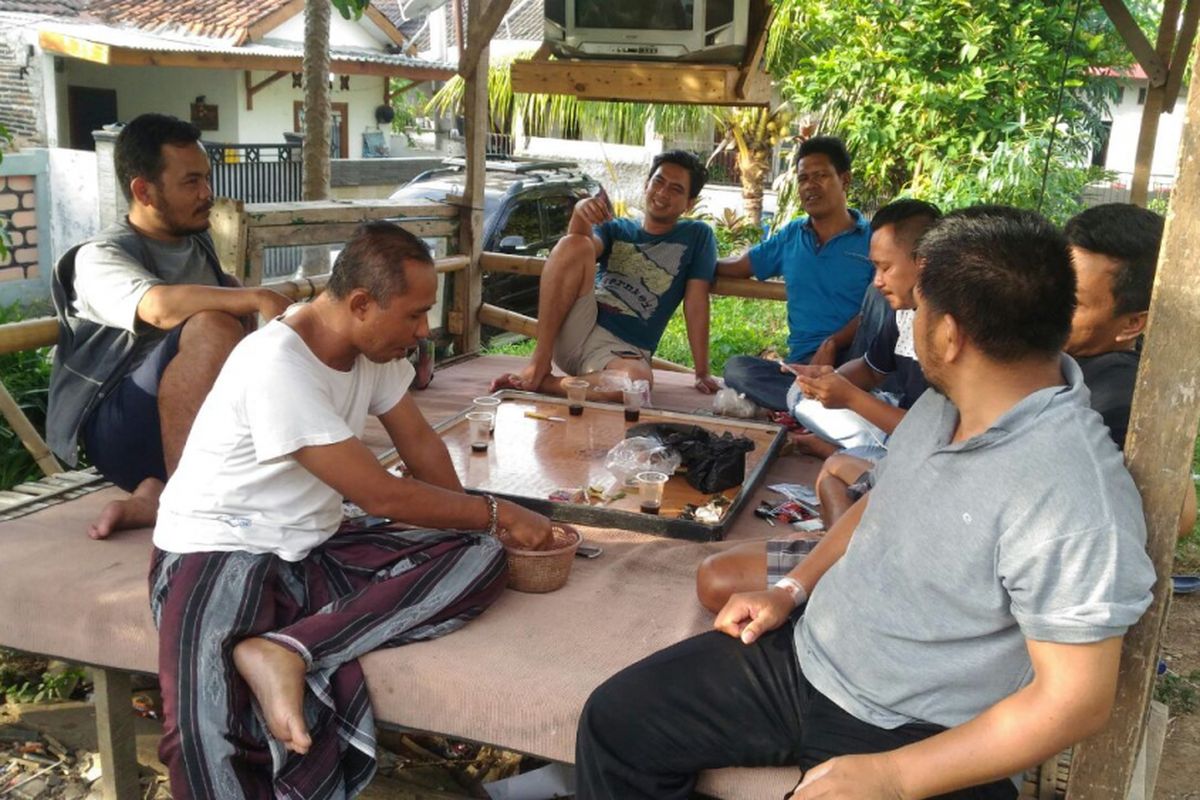 Warga muslim dan nonmuslim RT 006/RW 06 Perumahan Bumi Anugerah Sejahtera di Desa Rajeg, Kabupaten Tangerang, asyik berkumpul dan berbincang di sebuah pos. Foto diambil Kamis (7/12/2017).