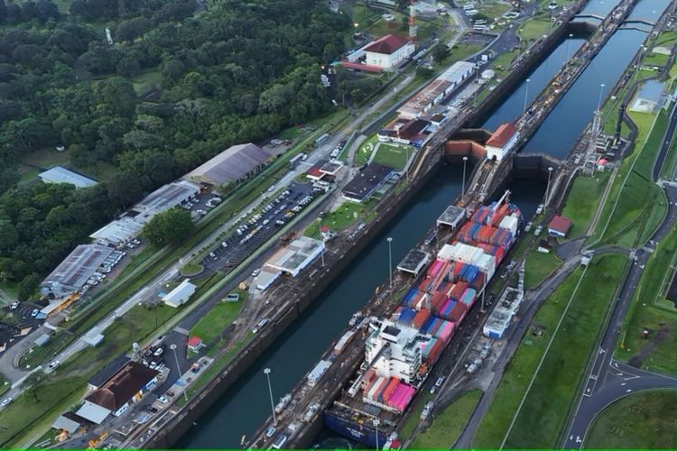 Sebuah kapal kargo melintasi jalur kunci Aqua Clara di Terusan Panama di Colon, Panama, 2 September 2024.