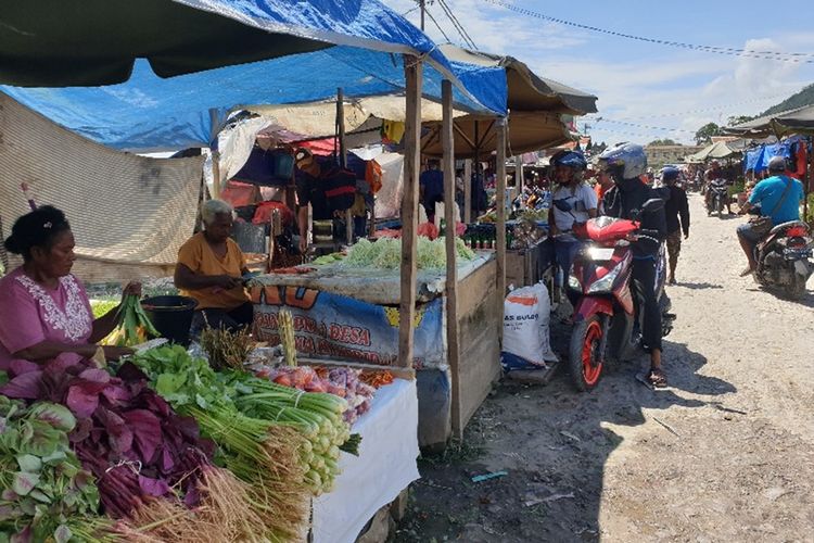 Usai kerusuhan di Kota Jayapura, Papua, pada 29 Agustus 2019, pada Sabtu (31/08/2019) pagi aktifitas masyarakat sudah mulai pulih. Pasar tradisional, SPBU mulai beroperasi. Masyarakat, petugas kebersihan hingga Polisi mulai melakukan aksi bersih-bersih di jalanan