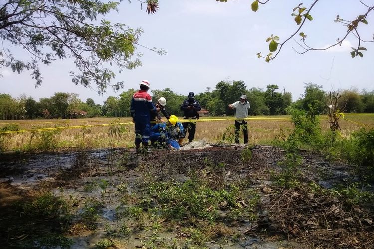 Petugas PT Pertamina saat meninjau semburan gas liar di Blok Cilumbu, Desa Padegangan, Kecamatan Tukdana, Kabupaten Indramayu, Jawa Barat.