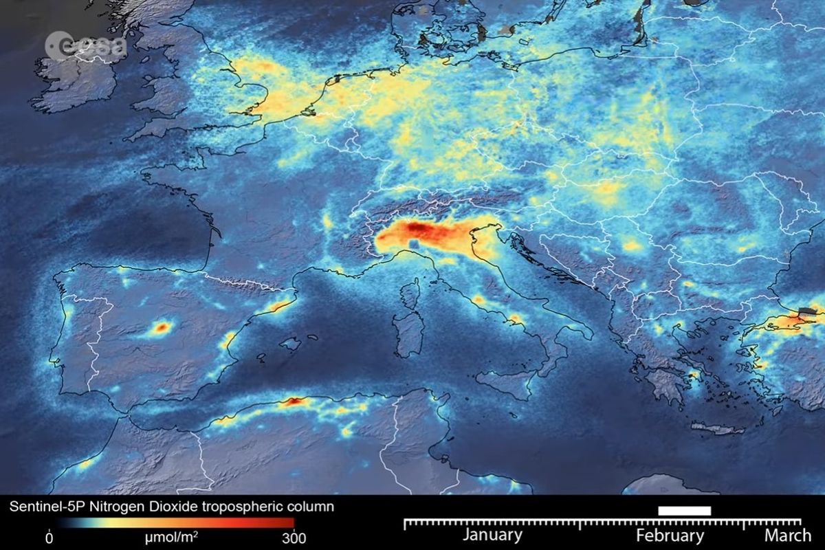 Citra satelit Copernicus Sentinel-5P milik ESA dari langit di Italia Utara, menunjukkan penurunan polusi udara secara drastis setelah Italia menyatakan lockdown karena wabah pandemi virus corona, Covid-19.