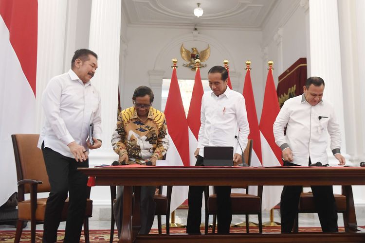 Presiden Joko Widodo (kedua kanan) didampingi Menko Polhukam Mahfud MD (kedua kiri), Ketua KPK Firli Bahuri (kanan) dan Jaksa Agung ST Burhanuddin memberikan keterangan pers terkait penurunan Indeks Persepsi Korupsi (IPK) Indonesia di Istana Merdeka, Jakarta, Selasa (7/2/2023). Presiden Joko Widodo menyampaikan penurunan skor IPK Indonesia menjadi masukan bagi pemerintah dan aparat penegak hukum untuk terus memperbaiki diri serta pemerintah terus berkomitmen dalam pemberantasan dan pencegahan korupsi di Indonesia.