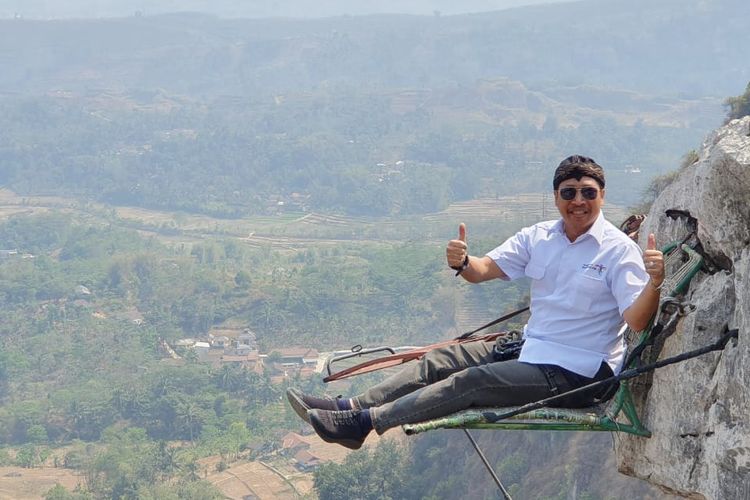 Salah seorang pengunjung saat mencoba salah satu spot wisata di Karst Citatah, Kabupaten Bandung Barat, Senin (16/9/2019) kemarin.