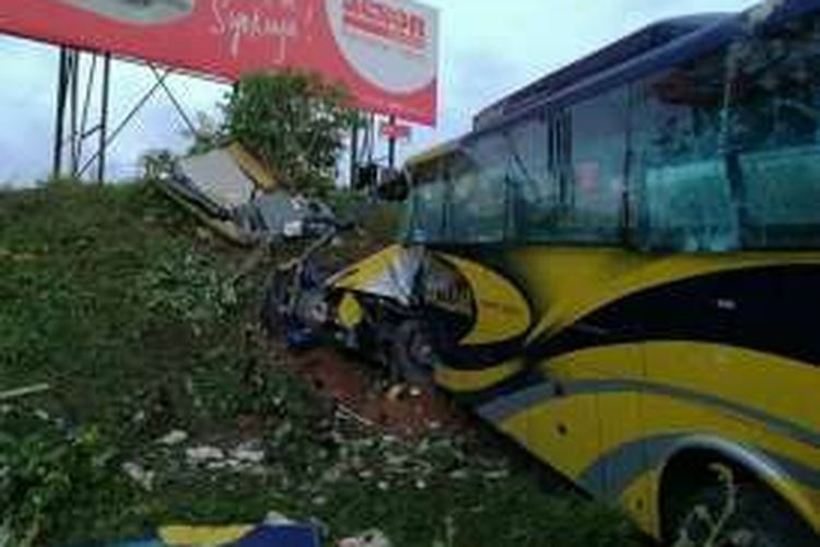 Bus Alisan tergelincir dan menabrak pembatas jalan hingga jatuh sedalam 6 meter di tepi jalan di Muar, Johor, Malaysia, Sabtu (24/12/2016). Kecelakaan ini menewaskan 14 orang.