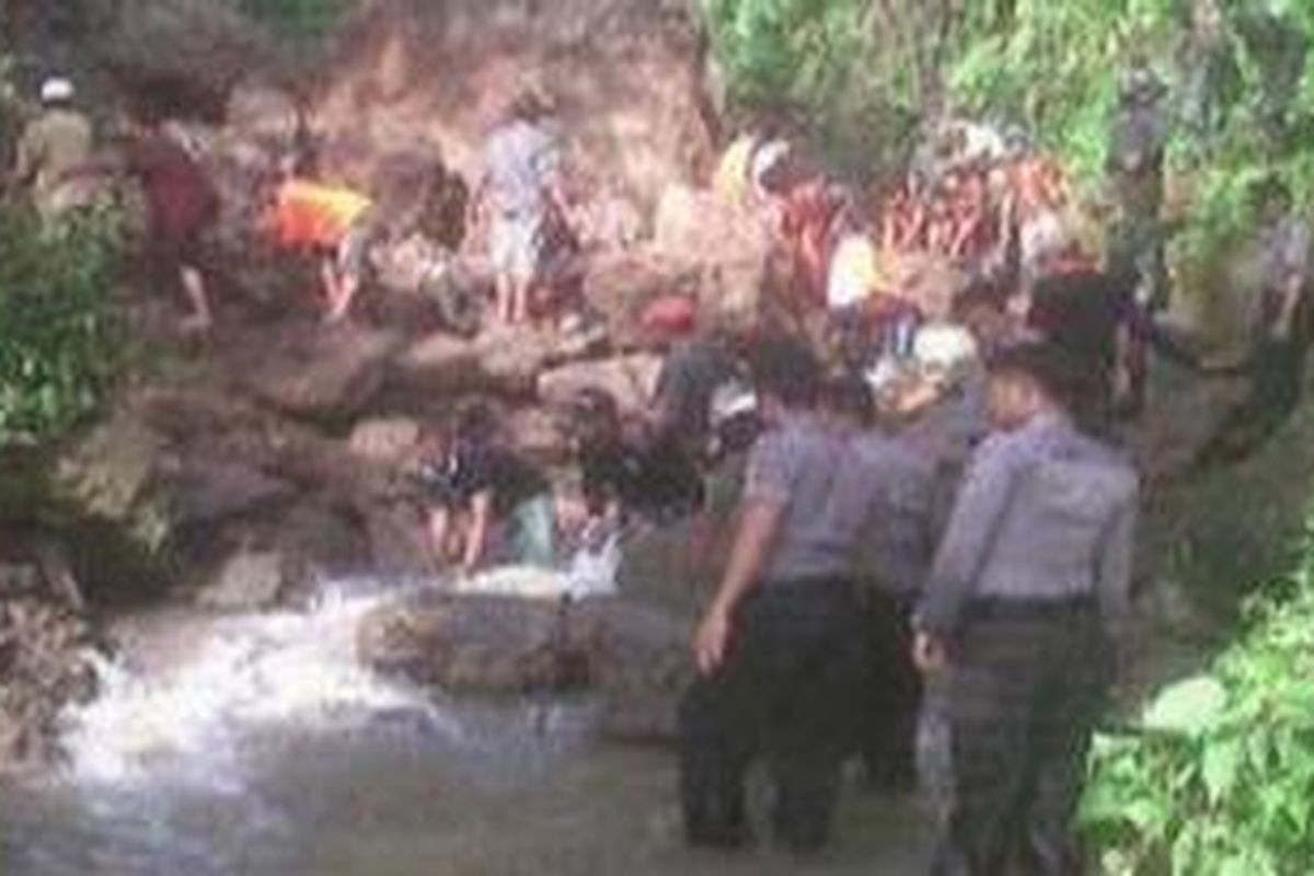 Petugas dari BPBD, Polri, TNI dibantu warga setempat mengangkat longsoran tanah dan bebatuan untuk mencari korban longsor di Curug Cipalasari, Taraju Kabupaten Tasikmalaya, Senin (26/11/2012) pagi. 