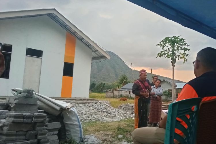 Dari Tenda Pengungsian ke Huntara, Agustinus Kembali Punya Atap di Manggarai Timur