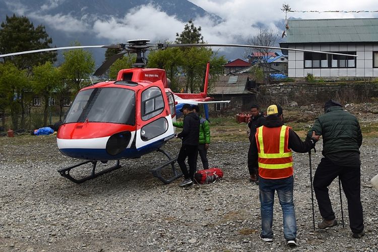 Helikopter terlihat di bandara Lukla, Nepal, sebelum mengangkut pendaki yang terluka dalam perjalanan pendakian di Pegunungan Everest.