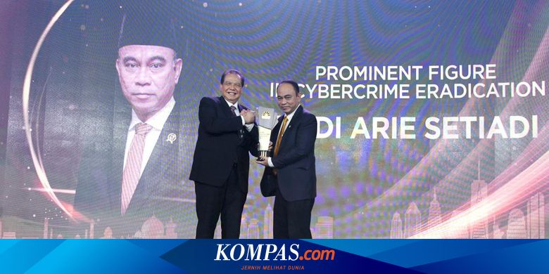 Dinilai Tegas Berantas Judi Online, Menkominfo Terima Penghargaan CNBC Indonesia Awards 2023