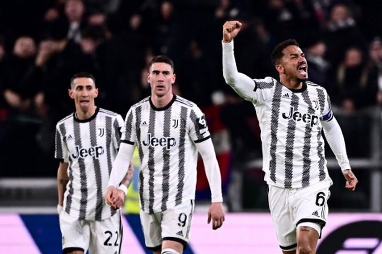 Bek Juventus Danilo (kanan) merayakan golnya ke gawang Torino pada laga pekan ke-24 Liga Italia 2022-2023 di Stadion Allianz, Turin, Rabu (1/3/2023) dini hari WIB. Terkini, media Italia, La Gazzetta dello Sport menyebut Danilo akan menjadi kapten baru Juventus, menggantikan Leonardo Bonucci.