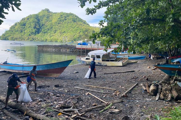 Aksi bersih-bersih pantai atau Beach Clean Up yang digelar oleh Kementerian Pariwisata dan Ekonomi Kreatif (Kemenparekraf) bekerja sama dengan Mollucas Coastal Care (MCC) dan masyarakat sekitar di Pantai Kasten, Banda Neira, pada Selasa (1/11/2022)