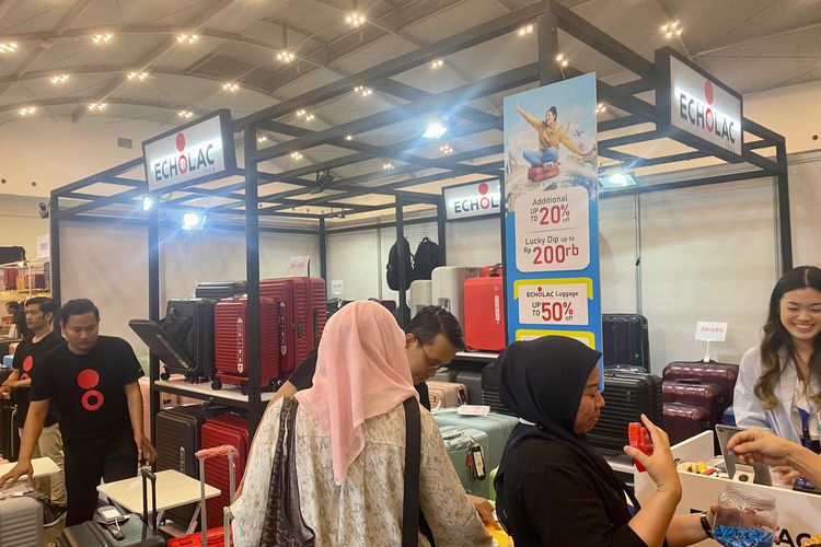Booth perlengkapan wisata yang menjual koper dan ransel dengan beragam promo di Kompas Travel Fair 2023 di ICE BSD, Tangerang. 