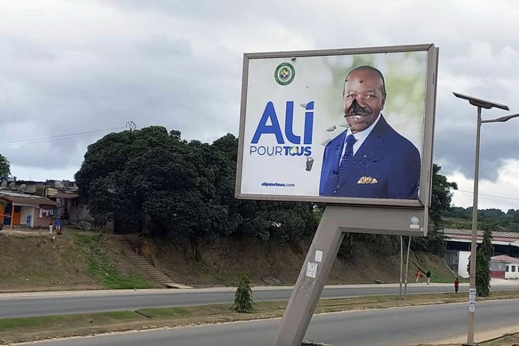 Papan reklame Presiden Gabon Ali Bongo yang dirusak di ibu kota Libreville pada Rabu (30/8/2023). Kudeta militer Gabon terjadi setelah puluhan tentara mengumumkan pembatalan hasil pemilu yang memenangkan Bongo untuk melanjutkan 55 tahun kekuasaan keluarganya.