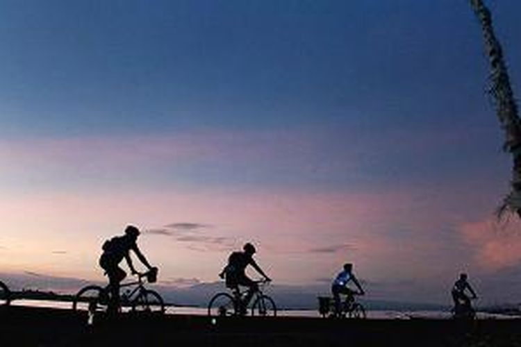 Peserta Tambora Bike menyelesaikan etape kedua yang berakhir di Kecamatan Pidang, Sumbawa, Nusa Tenggara Barat, Jumat (10/4/2015). Etape kedua diselesaikan hampir 12 jam dari Kecamatan Utan hingga Pidang yang berjarak lebih dari 162 kilometer. 

