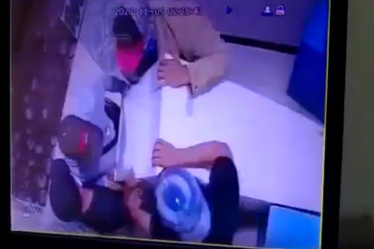 Gambar dari rekaman CCTV Bank Jateng memperlihatkan empat orang merusak dan menggongol ATM di KCP Bank Jateng Unit Jatibarang, Senin (9/11/2020). (Istimewa)
