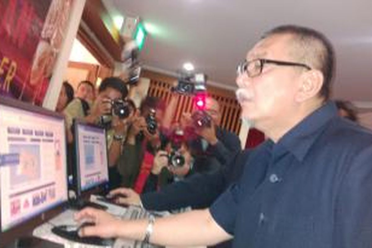 Wakil Gubernur Jawa Barat saat mencoba mengecek harga pangan di website www.priangan.org di kantor Bank Indonesia Perwakilan Jawa Barat dan Banten, Jalan Braga, Bandung, Jawa Barat, Senin, (11/11/2013)
