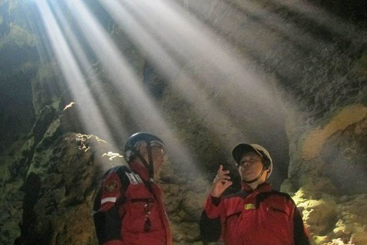 Pengunjung sedang berbincang di cahaya surga Goa Cokro, Dusun Blimbing, Desa Umbulrejo, Kecamatan Ponjong, Kabupaten Gunungkidul, DI Yogyakarta.