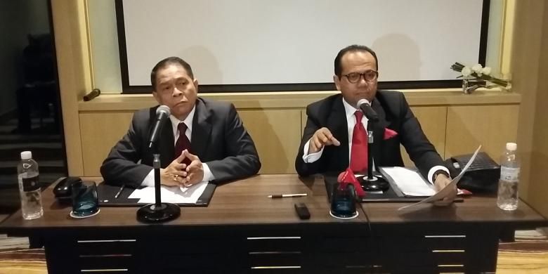 Ketua Umum Perhimpunan Advokat Indonesia Juniver Girsang (kanan) memberikan konferensi pers di Hotel Pullman, Jakarta, Kamis (21/5/2015).