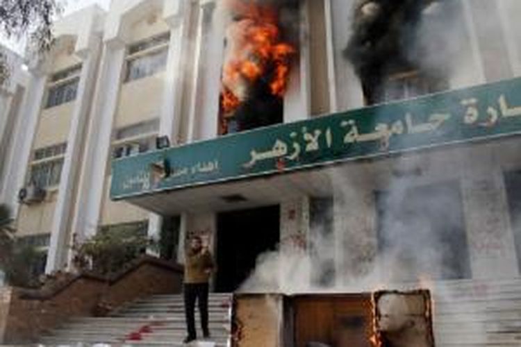 Gedung Fakultas Perdagangan Universitas Al-Azhar di Kairo, Mesir dibakar dalam bentrokan Sabtu (28/12/2013).