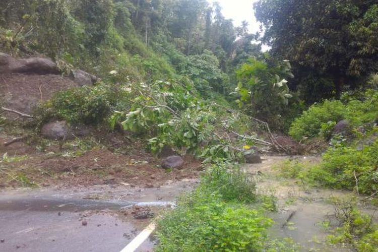Material tanah dari tebing bukit runtuh menutupi badan jalan di Gorontalo Utara. Bencana longsor ini akibat hujan lebat yang berkepanjangan