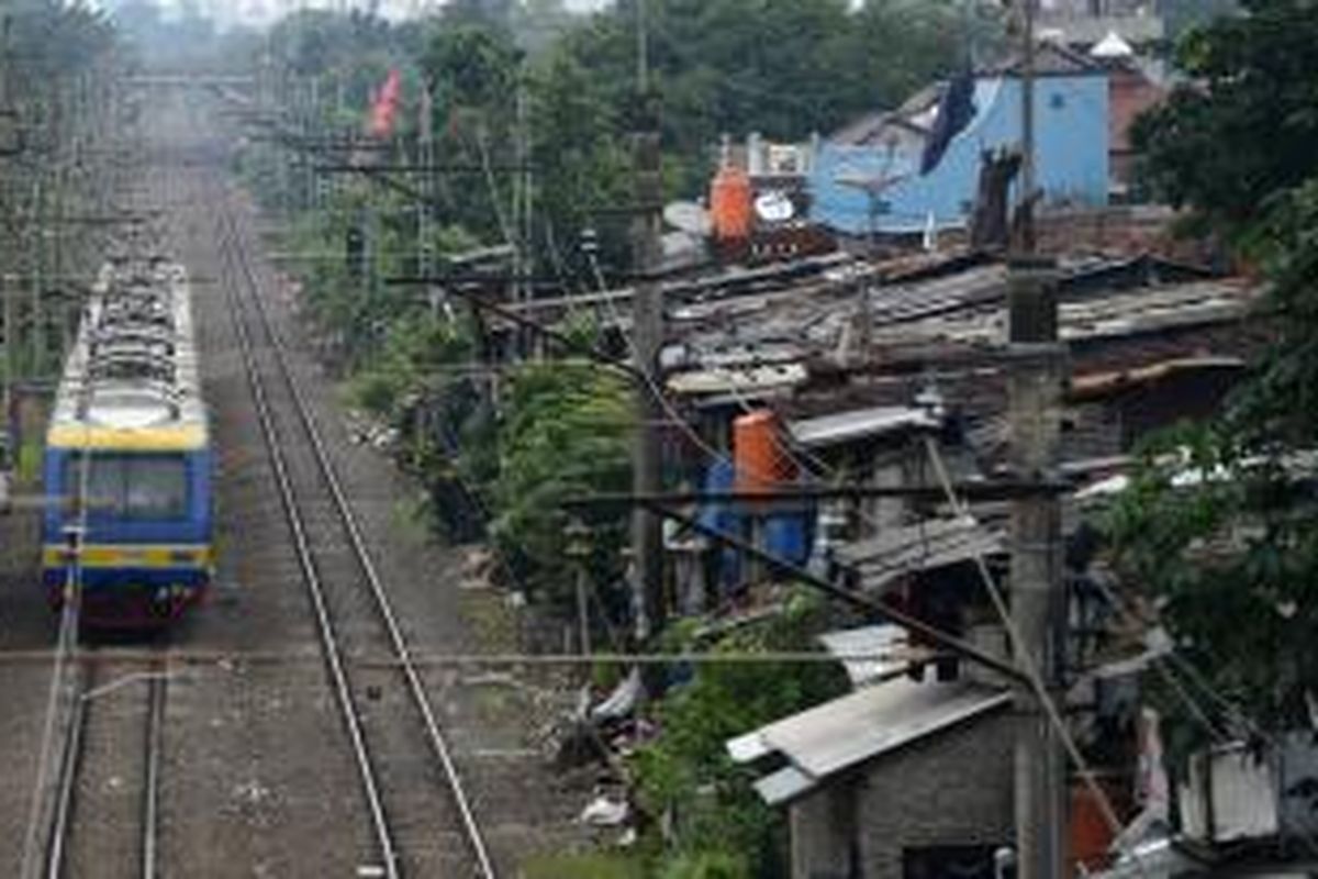 Kereta Komuter - Rangkaian  KRL commuter line melintas di jalur di kawasan Kalibata, Jakarta, Minggu (23/3). PT Kereta Api Indonesia mengalokasikan dana hingga Rp 3 triliun untuk memperbaiki dan meremajakan persinyalan tua dan pendingin udara KRL Commuter Jabodetabek dalam waktu tiga tahun ke depan. Perbaikan tersebut sebagai upaya meningkatkan pelayanan bagi pengguna KRL commuter line yang per bulannya mencapai 15 juta orang.