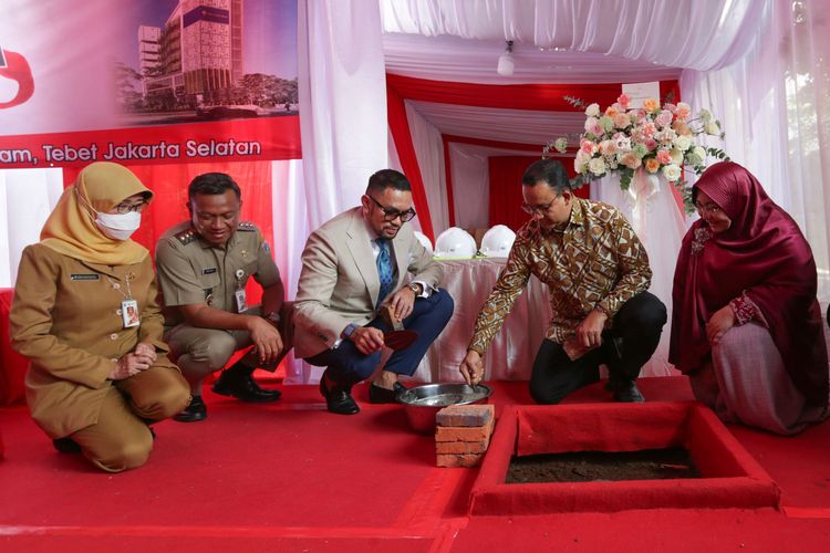 Gubernur DKI Jakarta Anies Baswedan meletakkan batu pertama pembangunan rumah sakit (RS) Toto Tentrem di Tebet, Jakarta Selatan, Senin (26/9/2022) sore.