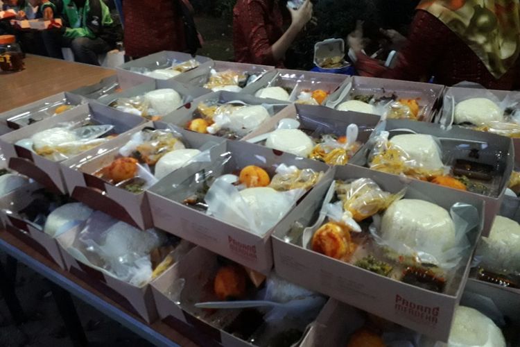 Suasana kegiatan Buka Puasa Gratis di Kantor PT CMNP, Jalan Yos Sudarso, Jakarta Utara, Senin (21/5/2018).