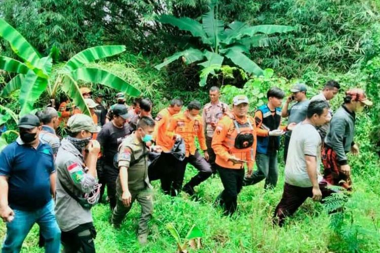 Bocah berusia 6 tahun ditemukan tewas oleh tim SAR gabungan di sungai yang berada di Desa Sukamaju, Kecamatan Jonggol, Kabupaten Bogor, Jawa Barat, pada Kamis (24/2/2022).