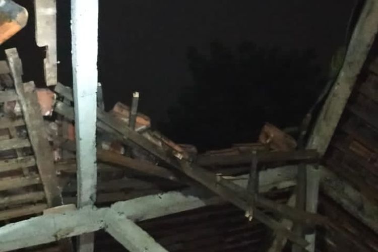 Rumah warga Purworejo dilaporkan mengalami kerusakan dan roboh bagian atapnya. 