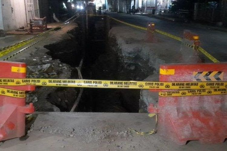 Lokasi Lubang Galian TKP Kecelakaan Kerja Dua Korban Pekerja PDAM di Jalan Raya Legok, Kelapa Dua, Tangerang, Senin (7/2/2022) 