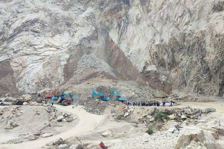 Kejadian tanah longsor Cirebon, tepatnya di Gunung Kuda (Galian C), Desa Cipanas, Kecamatan Dukupuntang, Kabupaten Cirebon, pada Jumat (30/5/2025).