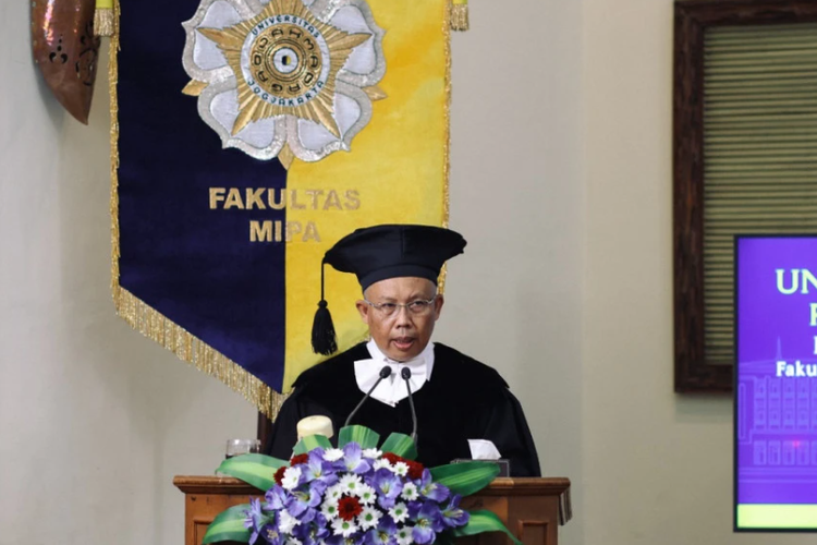 Penemu GeNose Pendeteksi Covid-19, Prof. Kuwat Triyana dikukuhkan jadi Guru Besar dalam Bidang Ilmu Fisika FMIPA UGM di Balai Senat UGM pada Kamis (12/10/2023).