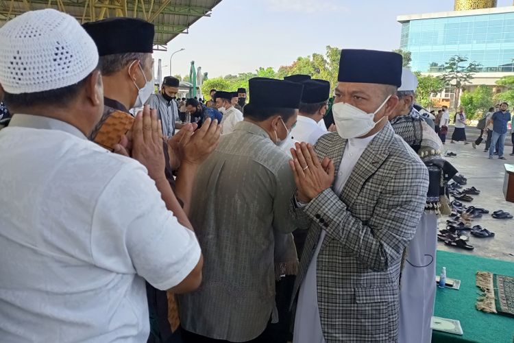 Bupati Bandung Dadang Supriatna tidak melaksanakan Open House meski melaksanakan solat Ied bersama warga di Dom Bakerame Soreang Kabupaten Bandung, Senin (2/5/2022)