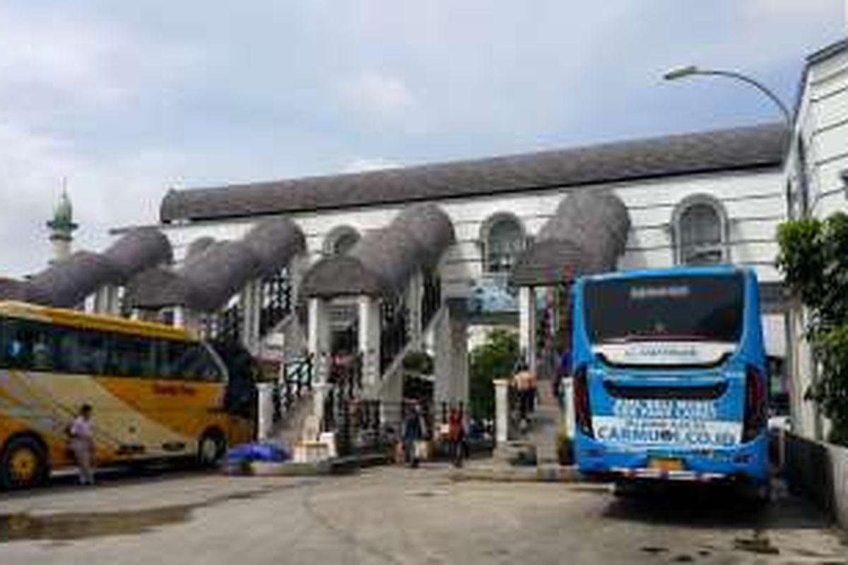 Area keberangkatan bus di Terminal Bus Rawamangun, Jakarta Timur, Jumat (6/1/2017).