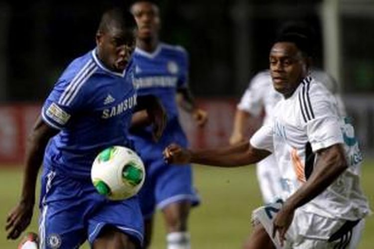 Pemain Chelsea, Demba Ba (kiri) beradu dengan pemain Indonesia All Stars, Victor Igbonefo, dalam laga persahabatan di Stadion Utama Gelora Bung Karno, Jakarta, 25 juli 2013. Chelsea menang 8-1.