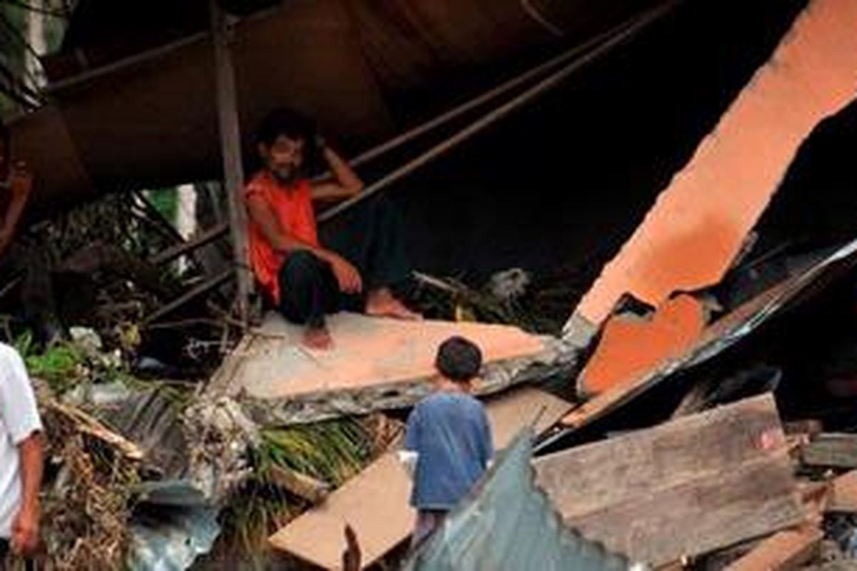 Rumah warga yang hancur dihantam gempa dan tsunami di Kampung Taparaboat, Kepulauan Mentawai, Sumatera Barat, Kamis (28/10/2010).