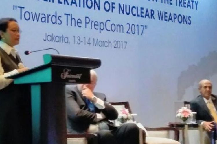 Menteri Luar Negeri RI, Retno L.P. Marsudi, dalam pidatonya saat membuka Regional Dialogue and Consultation on the Treaty on Non Proliferation of Nuclear Weapons (NPT): “Towards The Prepcom 2017”, di hadapan wakil-wakil dari 35 negara pihak pada NPT di kawasan Asia-Pasifik, Jakarta, Senin (13/3/2017).