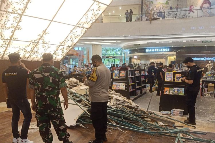 Plafon atap Lippo Mall Kemang, Jakarta Selatan ambruk, Sabtu (5/3/2022).