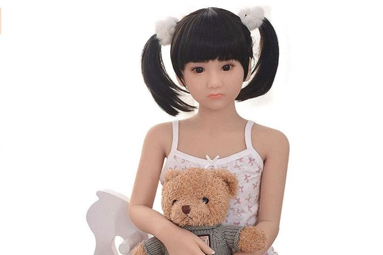 Boneka seks menyerupai anak-anak yang dijual online di Amazon Perancis, membuat netizen geger. Iklan ini kemudian ditarik pada Senin (17/8/2020) usai dilaporkan gerakan anti-pedofil AIVI.