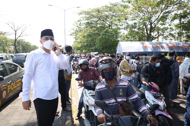Wali Kota Surabaya Eri Cahyadi memimpin penyekatan dan swab antigen di Jembatan Suramadu sisi Surabaya, Minggu (6/6/2021).
